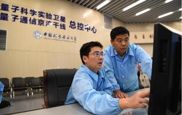 2017年9月29日，科研人员在位于安徽合肥的中国科学技术大学先进技术研究院量子通信“京沪干线”总控中心工作。（新华社记者 刘军喜 摄）
