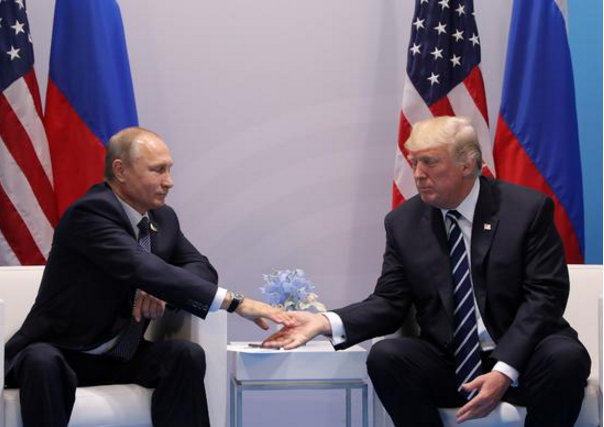 2017年7月7日，在德国汉堡，美国总统特朗普（右）与俄罗斯总统普京握手。（新华/路透）